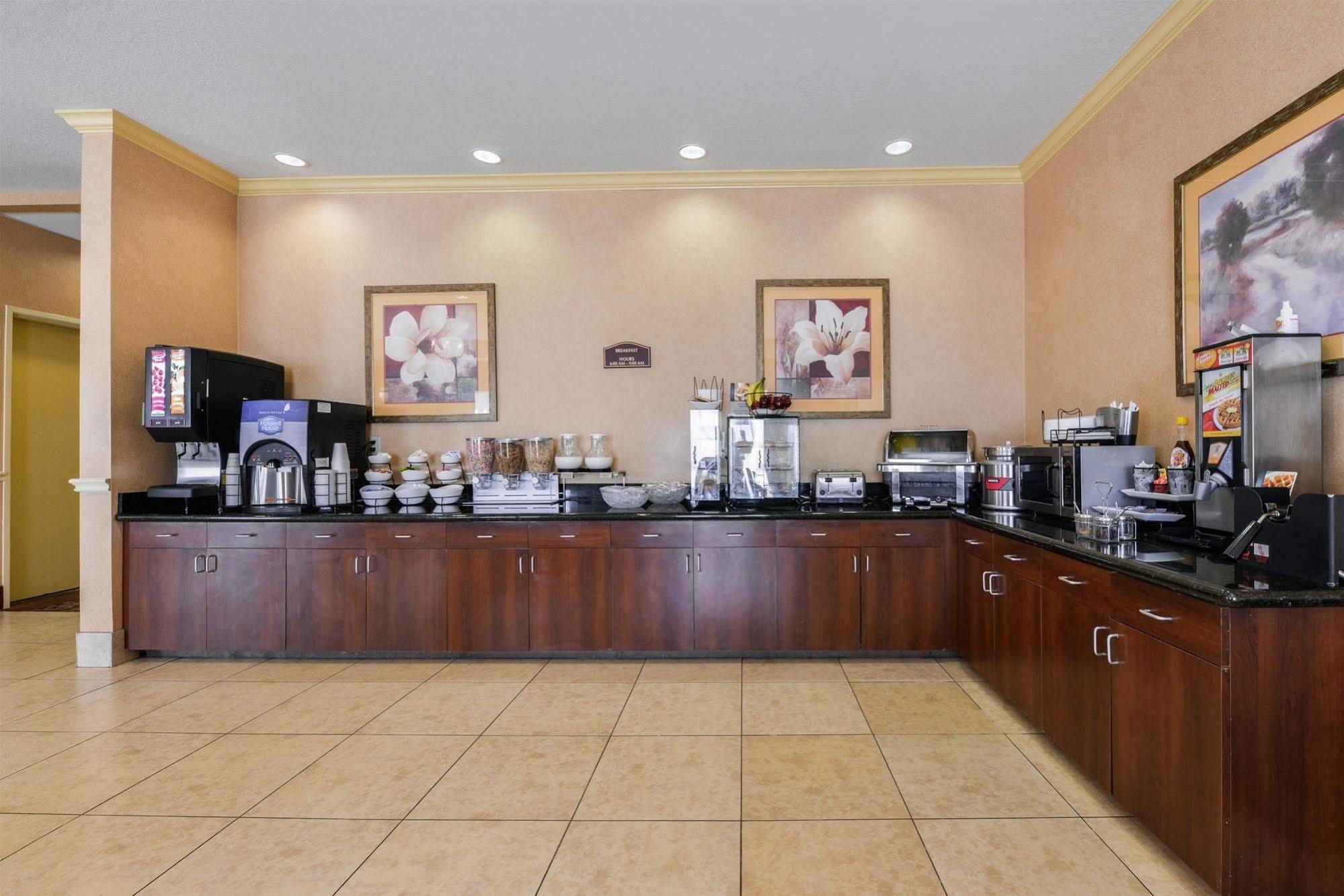 Americas Best Value Inn & Suites-Лівінґстон Екстер'єр фото